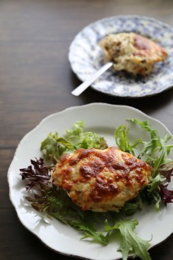 Peynir ahşap masa üzerinde beyaz tepside Yengeç marul ile doldurulmuş