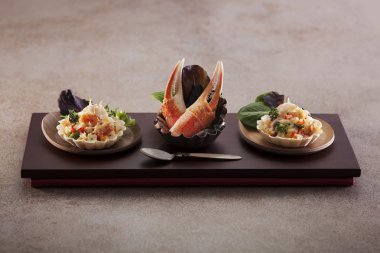 Brokoli yengeç et peynirli tart gri arka planda siyah plaka üzerinde