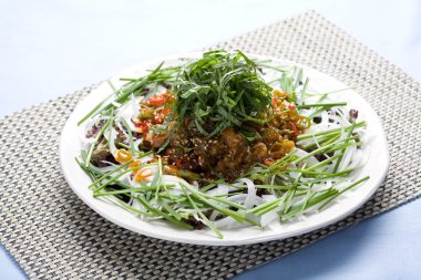 Domuz eti yapışkan pirinç salatası restoranda beyaz plaka üzerinde