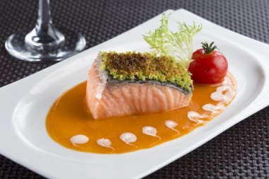 Istakoz soslu ve domates, Letonyalı bitkilerle dolu pişmiş somon