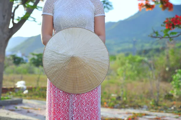 Langes vietnamesisches Kleid mit traditionellem Blatthut — Stockfoto