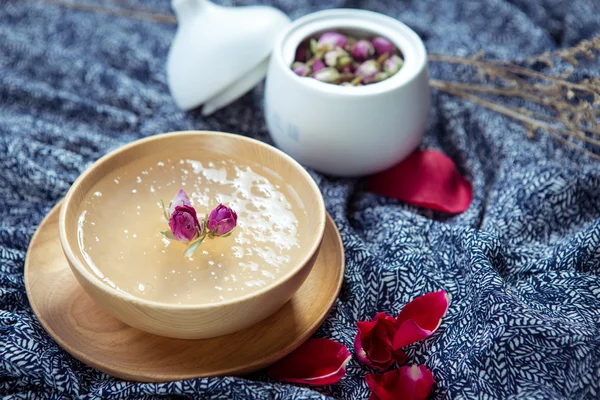 Salanganes veya kuş yuvası restau ahşap kase tatlı çorba