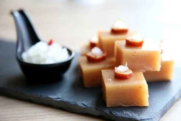 Sobremesa doce com bolo e açúcar no restaurante — Fotografia de Stock