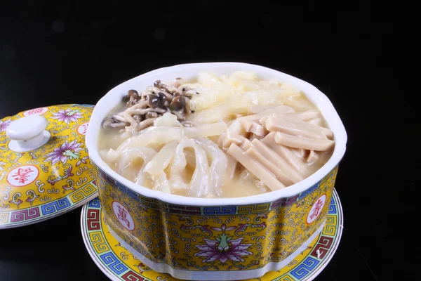 Soupe aux champignons dans un bol chinois sur fond noir — Photo