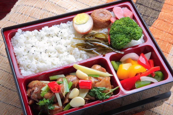 Bento makanan beras polos dan goreng daging ayam broc — Stok Foto