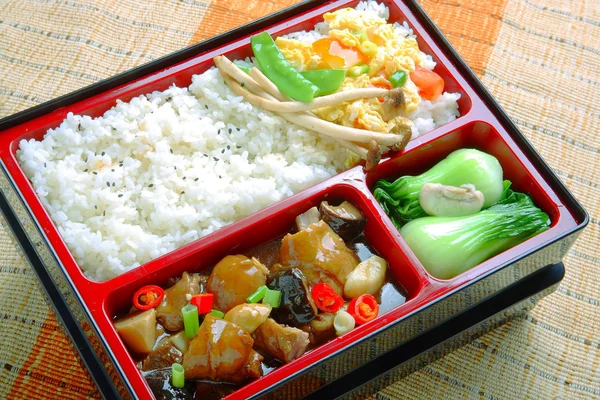 Специальный жареный краб с соусами в китайском стиле на белой тарелке — стоковое фото