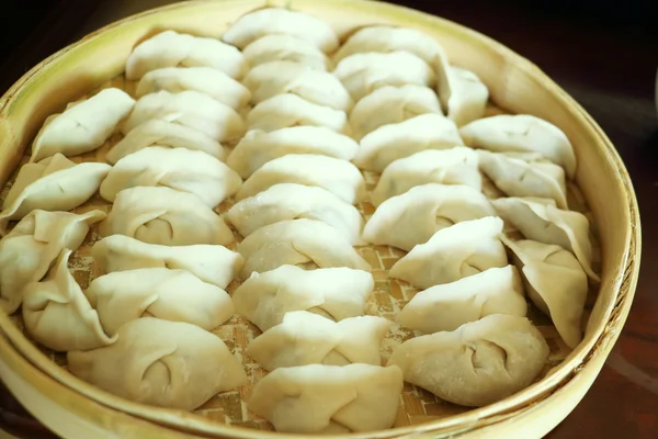 Chinese dumplings on the bamboo tray for steaming — Stock Photo, Image