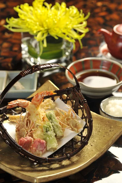 Tempura talíř v japonském stylu v restauraci — Stock fotografie