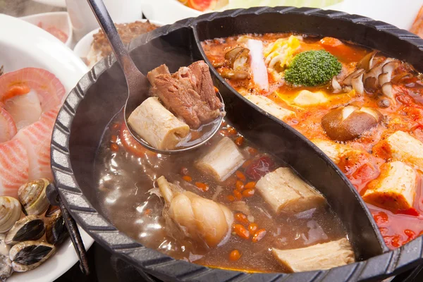 Гарячий горщик зі свинини, морепродуктів і грибів в ресторані — стокове фото