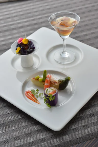 Comida de mariscos y cóctel en plato blanco en restaurante asiático — Foto de Stock