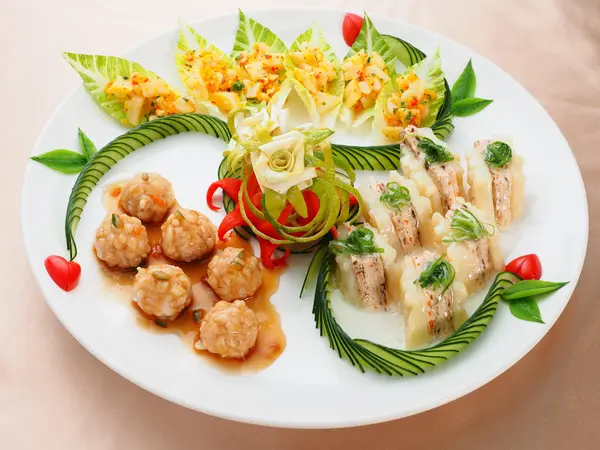 Рыбный шар с рыбным тортом на белой тарелке в азиатском ресторане — стоковое фото