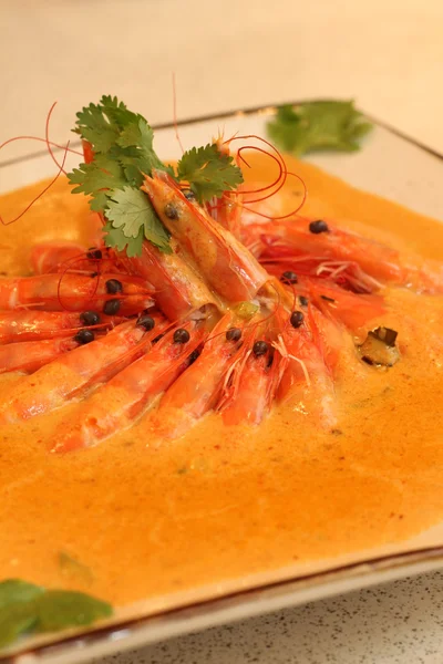 Sopa de camarones con curry en plato en el restaurante — Foto de Stock