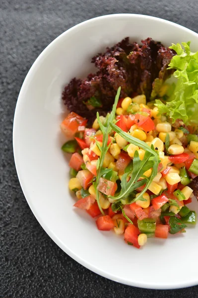 Salada especial com tomate de milho e ervas em prato branco na resta — Fotografia de Stock