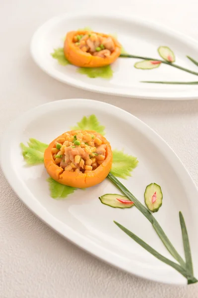 Pastel de calabaza con maíz y ensalada en plato blanco en el restaurante — Foto de Stock