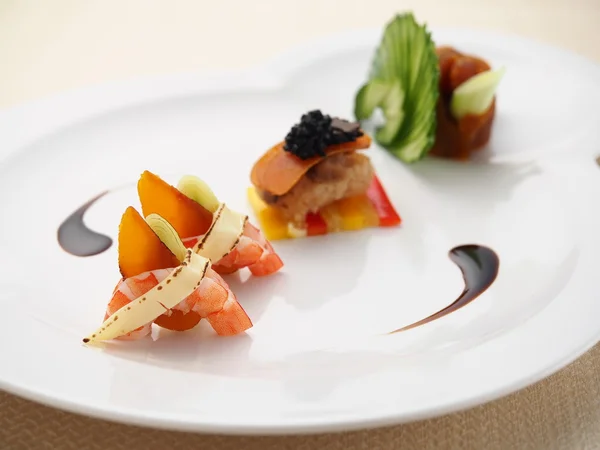 Sobremesa de camarão no prato branco no restaurante asiático — Fotografia de Stock