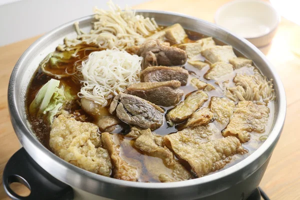 중국 스타일 테이블에 냄비에 생강 오리 — 스톡 사진