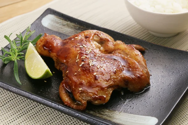 Ayam panggang di piring hitam dengan irisan lemon dan herbal — Stok Foto