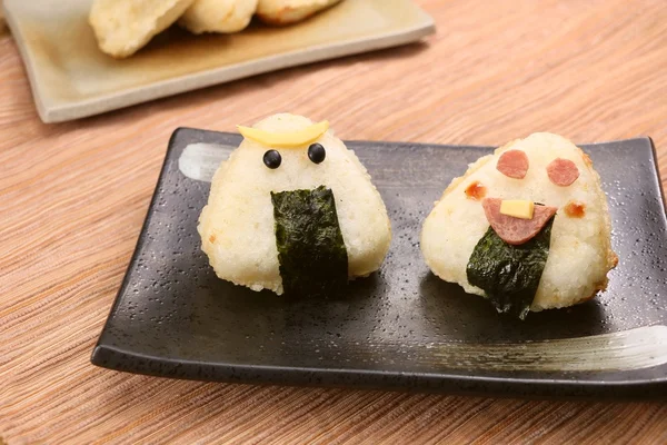 Japanische Art gegrillte Reisbällchen auf schwarzem Teller — Stockfoto