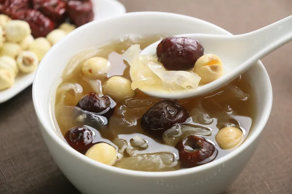 Kırmızı tarihleri, lotus tohum ve beyaz mantar çorbası