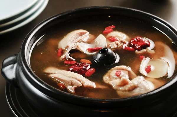 Спеціальний суп з курки та оливкової зелені в чорному рагу — стокове фото