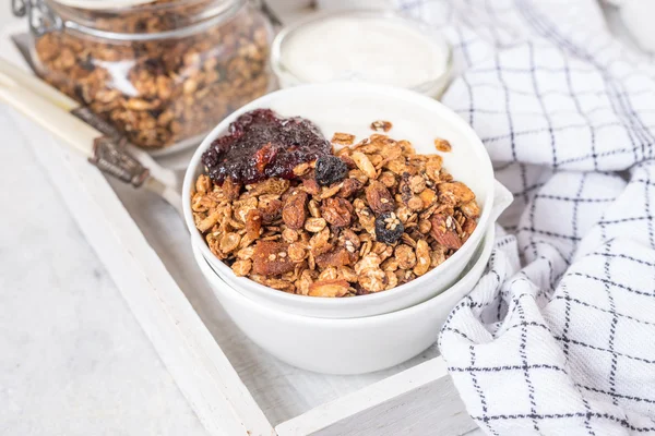 Mantequilla de cacahuete y chispas de chocolate copos de trigo integral granola reci —  Fotos de Stock