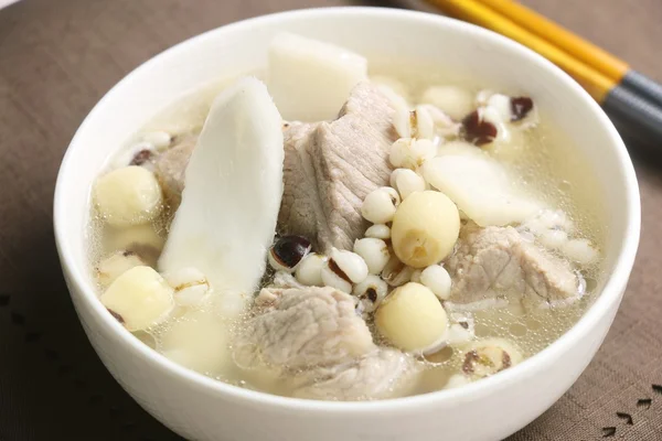 白いボウルでロータス豆と豚リブと Sishen スープ — ストック写真