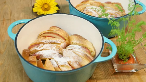 French toast di mele al forno Junior in stufato bianco sul tavolo — Foto Stock