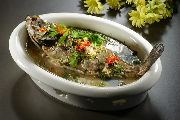 Pescado mero estofado especial con sopa en estilo chino en blanco — Foto de Stock