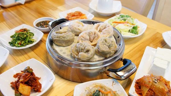 Wangmandu coreano de bolinhos de carne, bolinhos de kimchi são servidos — Fotografia de Stock