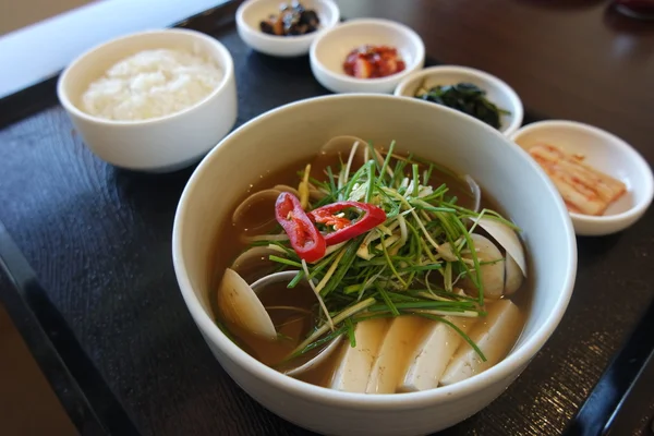 Koreanska musslor soppa med tofu och lök på träbricka med ris — Stockfoto