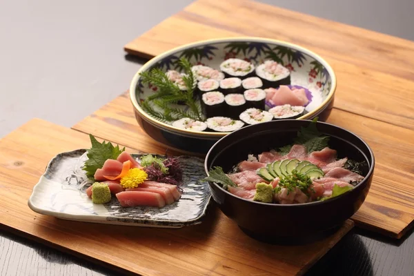 Tonijn keuken in Japanse stijl op houten dienblad in restaurant — Stockfoto