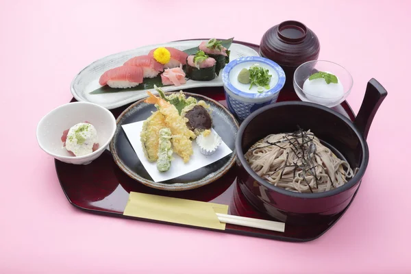 Lade maaltijd van Japanse stijl met rijst, sushi en soja sauzen — Stockfoto