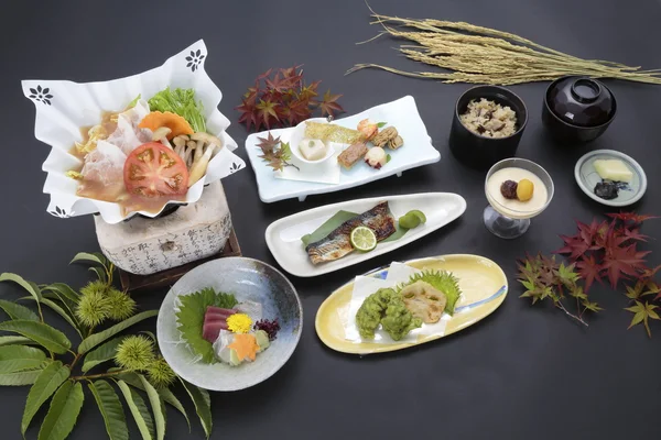 Лоток японского стиля с рисом, суши и соевыми соусами — стоковое фото