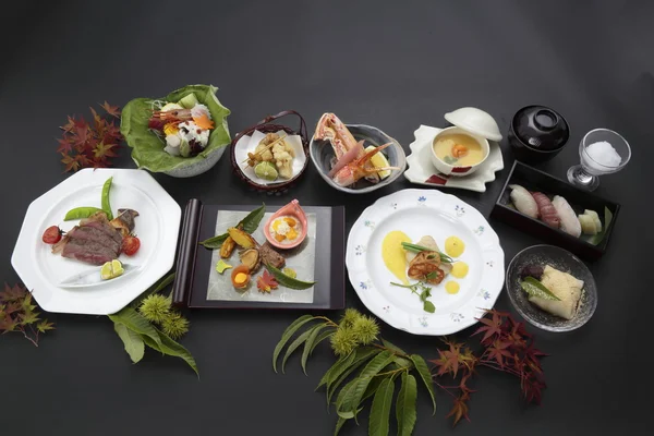 Лоток японского стиля с рисом, суши и соевыми соусами — стоковое фото