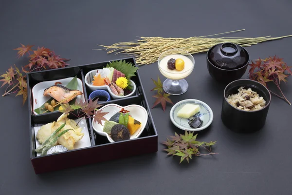 Бенто и трай-блюдо в японском стиле с рисом, суши и соей — стоковое фото