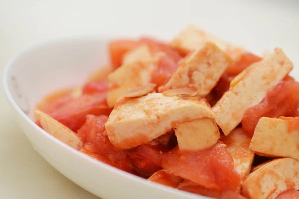 Tomato Tofu se amestecă pozitiv prajit pe fundal alb — Fotografie, imagine de stoc