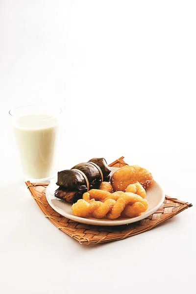 Torta asiatica croccante fritta con bicchiere di latte su dorso bianco — Foto Stock
