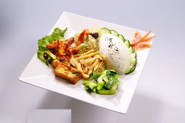 Fila de pescado frito fragante, pollo Kung Pao con verduras en whit — Foto de Stock