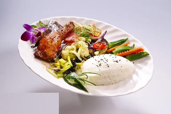 ข้าวหมูย่าง ไก่ย่างกับผักบนจานสีขาว — ภาพถ่ายสต็อก