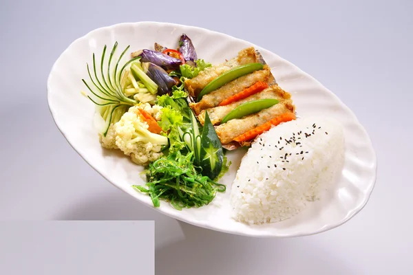 Udang gulung dengan nasi dengan sayuran di piring putih di ba putih — Stok Foto