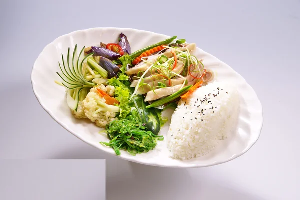 Pollo de Kung Pao, cebolleta de arroz de pollo con verduras en blanco — Foto de Stock