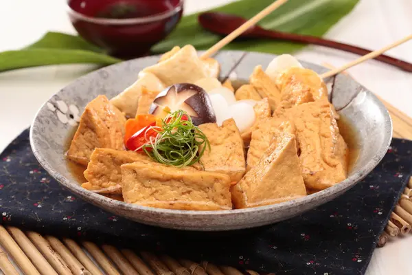 Sue Smažené rybí pasty tofu polévka s houbami a cibulí na šrůtka — Stock fotografie