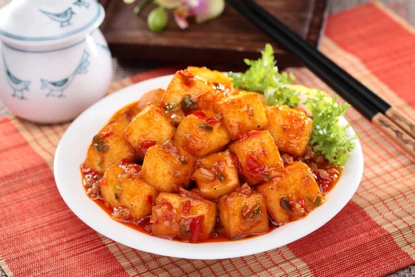 Mapo tofu marul ve çay pot bambu tepsi üzerinde beyaz tabakta ile