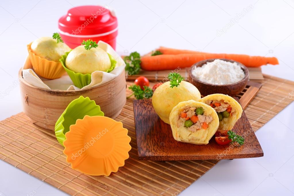 Chicken chinese dumplings with carrot, sliced tomato and herbs o