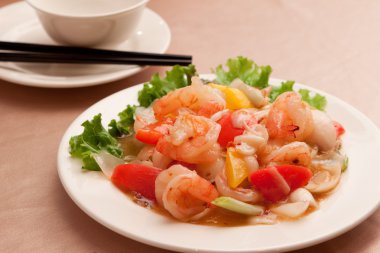 Fried lily karides domates ve marul beyaz plaka üzerinde