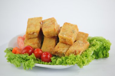 Marul, domates ve havuç beyaz plaka üzerinde Kızarmış tofu