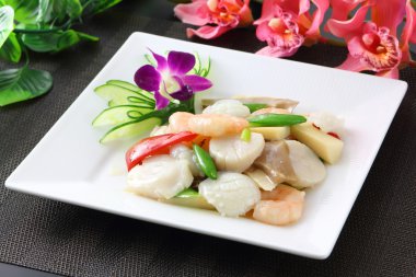 Karides ve beyaz plaka üzerinde yeşil fasulye ile kızartma tarak