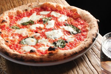 Basit pizza domates ve mozzarella peyniri ahşap üzerinde yapılan 