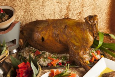 Kavrulmuş Bütün keçi yakıt ala sebze büfesi orta ile