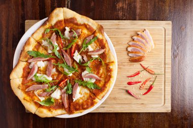 Ahşap uyur üzerinde baharatlı füme ördek Pizza Buffalo Mozzarella ile